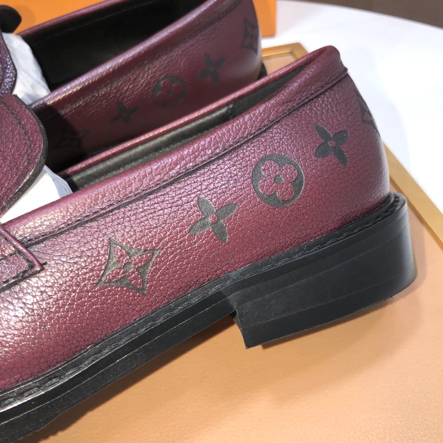 Men's men's shoes💰460💰【LV】(sheepskin lining) formal men's shoes! The high-end formal wear style is luxurious and elegant, with both practicality and style. We pay special attention to quality and details. The original version at the counter is 1:1 ultra-accurate replica👍🏻 The shoe last, leather, workmanship and comfort are not inferior! Material: imported cowhide upper, soft first layer of sheepskin! Code number: 38-45 (45 customized)